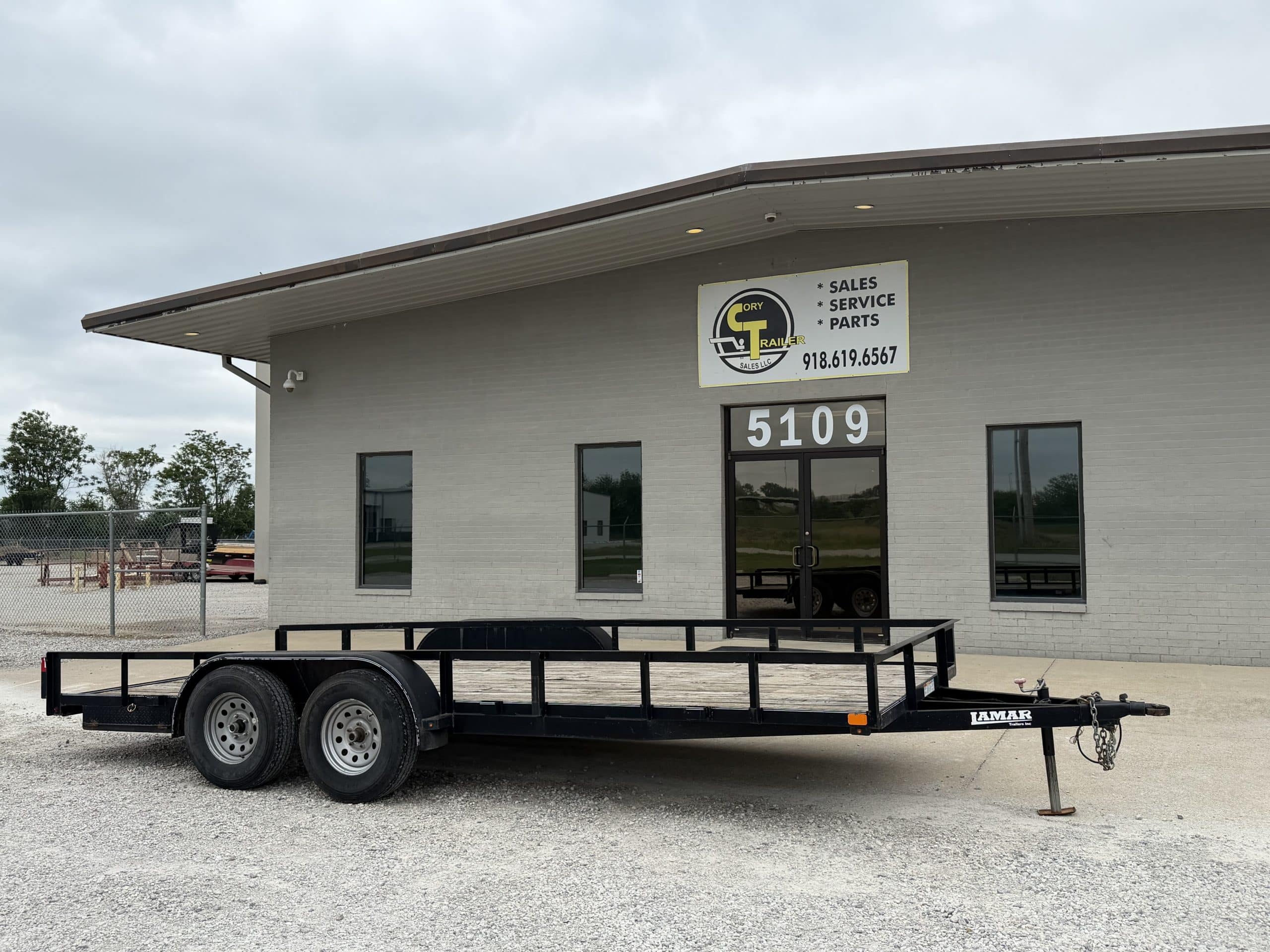 USED-2018 Lamar 18FT utility with pull out ramps